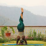 Vrouw doet Yoga in de Tuin