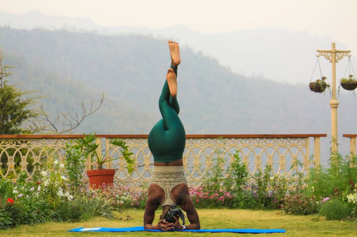 Vrouw doet Yoga in de Tuin