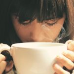 Vrouw drinkt een lekker kopje Douwe Egberts koffie