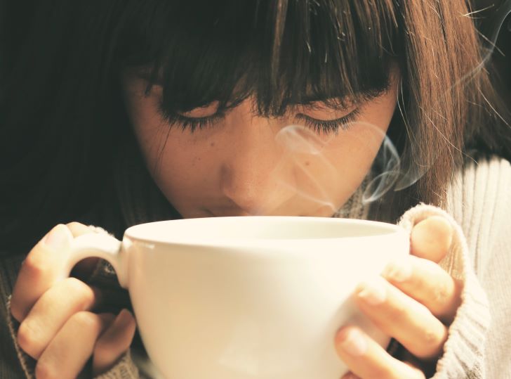 Vrouw drinkt een lekker kopje Douwe Egberts koffie